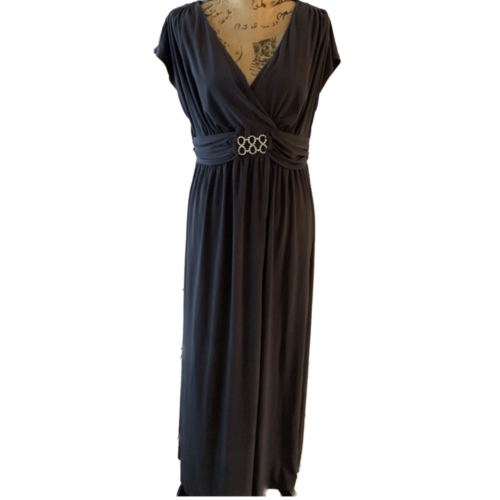 Women’s Long Sleeveless Dress Brooch with Empire Waist - Picture 1 of 7
